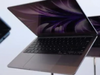 苹果就已经开始为15英寸MacBook Air的屏幕进行量产